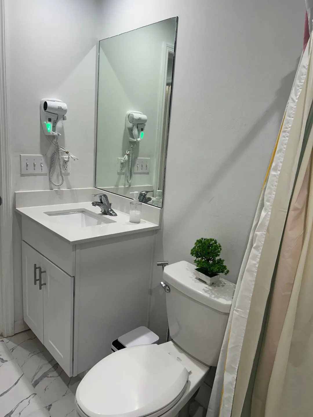 Baño privado con lavabo y espejo