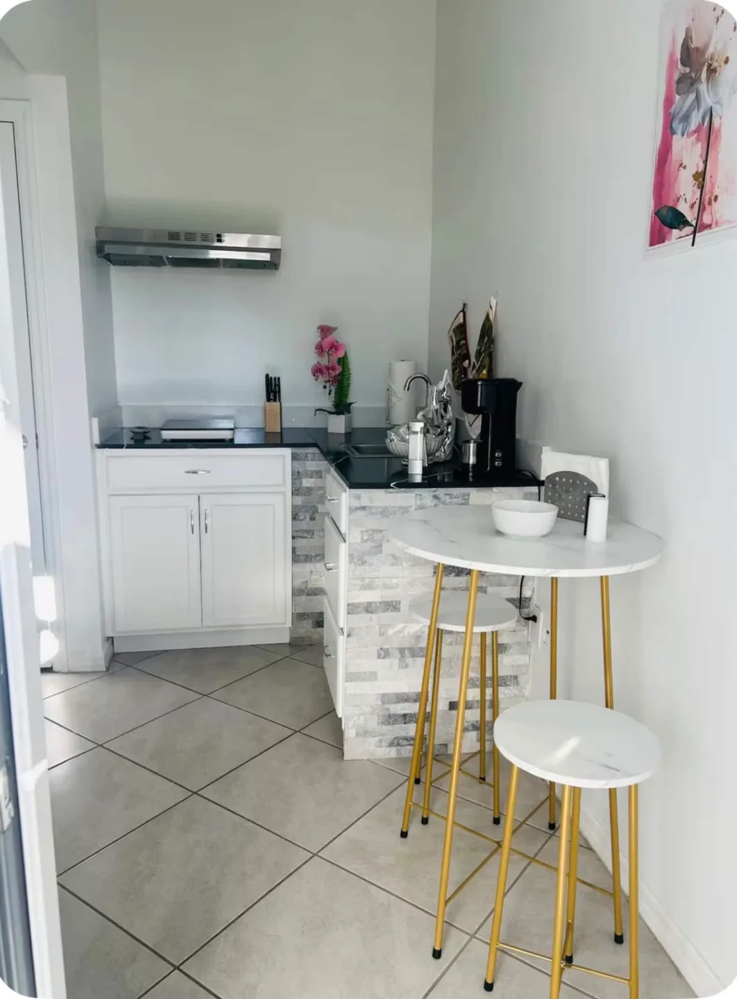 Kitchenette con barra y taburetes