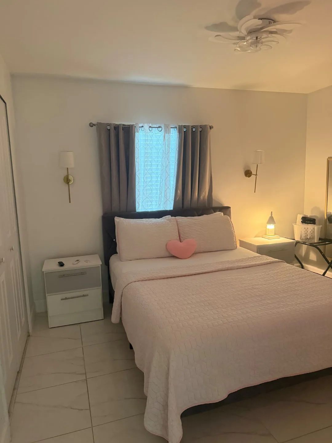 Dormitorio con lámparas de pared