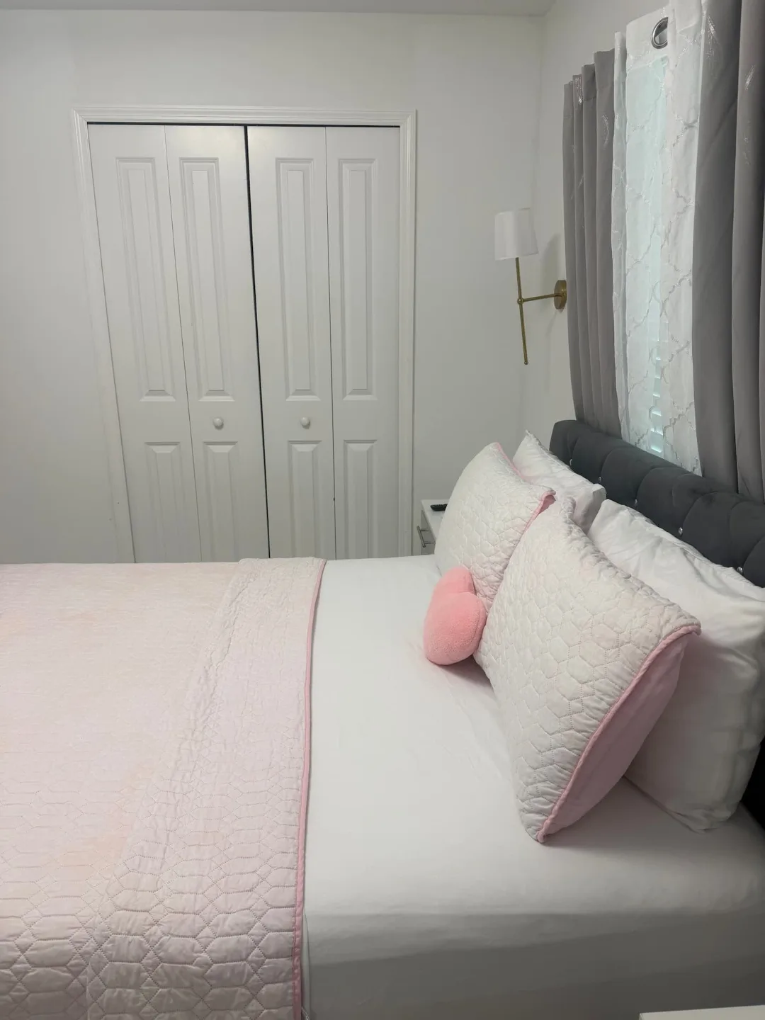 La cama vista desde la entrada