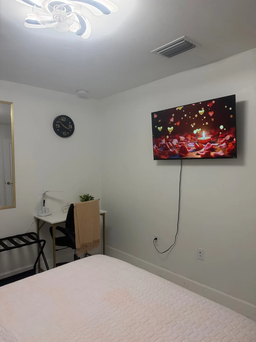 Televisión y zona de descanso