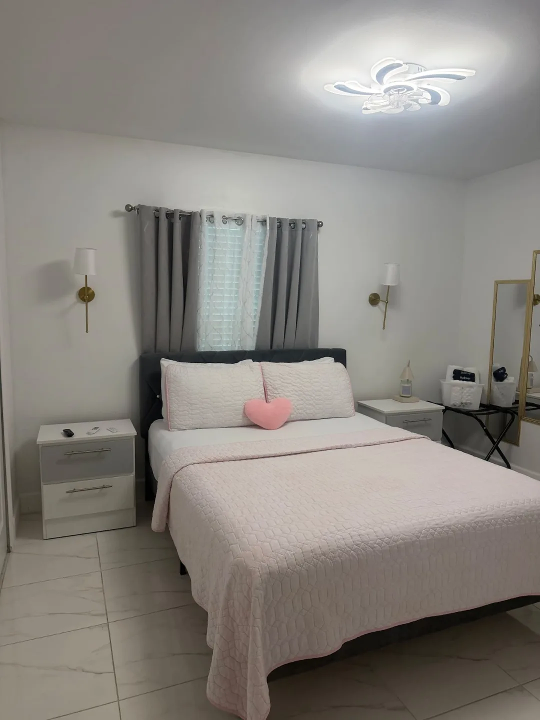 El dormitorio del estudio, con luz cálida