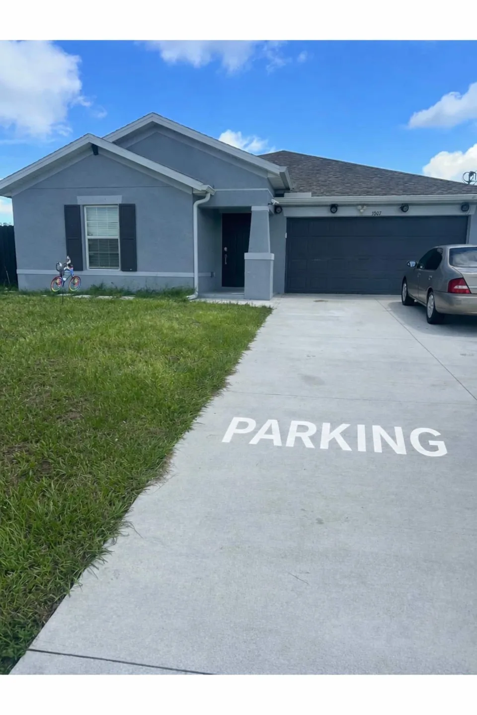 El espacio de estacionamiento marcado en el driveway